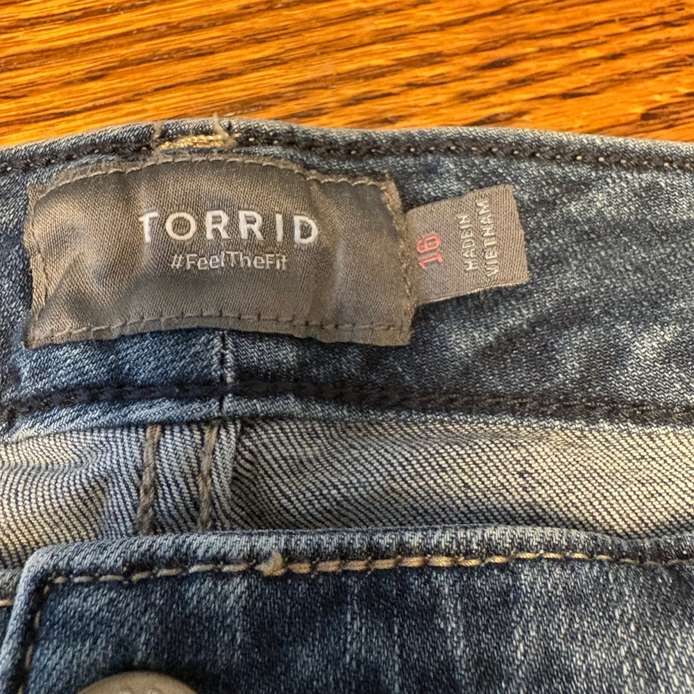 Torrid Mid-Rise Medium Wash Rolled Hem Jean Shorts Size 16 J5 - Picture 3 of 4